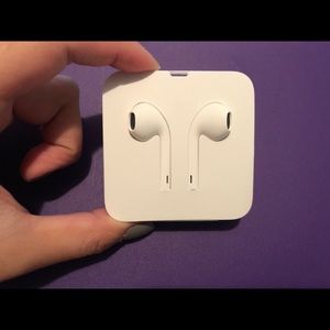 EarPods w Lightening Connector & Jack Adapter